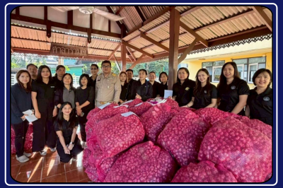 กิจกรรมการบริหารจัดการผลผลิตหัวหอมแดงของจังหวัดศรีสะเกษออกนอกแหล่งผลิต เพื่อแก้ไขปัญหาราคาผลผลิตตกต่ำและล้นตลาด โดยได้ประสานขอความร่วมมือเชื่อมโยงเครือข่ายกับสหกรณ์/กลุ่มเกษตรกร หน่วยงานราชการ ประชาชนในพื้นที่จังหวัดฉะเชิงเทรา กระจายผลผลิตหัวหอมแดง ... พารามิเตอร์รูปภาพ 1
